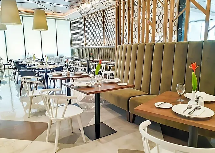 The Excelsior Pinas 4*